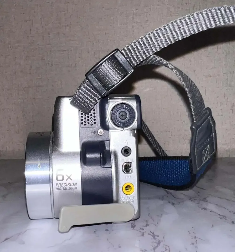Sony Cyber-shot DSC-S70 3.3MP Digital Camera with 64MB Memory Stick & Battery